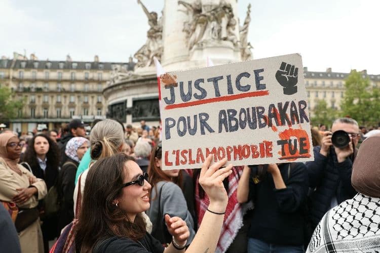 Meurtre dans une mosquée: rassemblement de plusieurs centaines de personnes à Paris