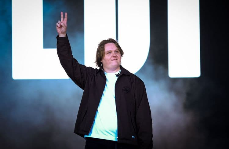 Lewis Capaldi : après deux ans d’absence, il fait un retour émouvant sur scène
