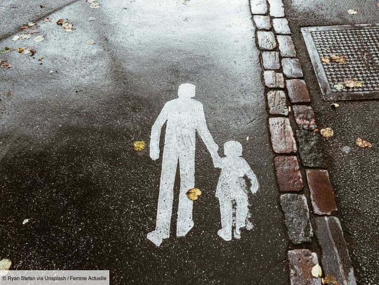 Ces “zones neutres” sur les parkings, qui permettent aux couples séparés de s’échanger les enfants, font polémique