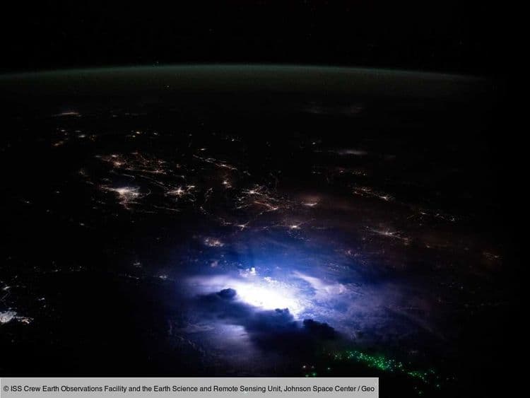 L'Œil de GEO: jaune, blanc et vert, le stupéfiant "arc-en-ciel" orageux observé lors d'une nuit sans lune