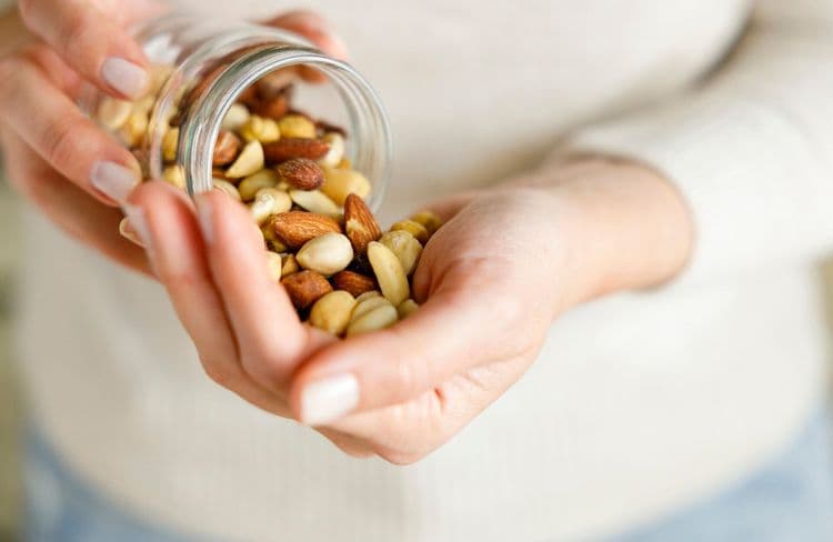 Grignoter des fruits secs le soir : que disent les nutritionnistes ?