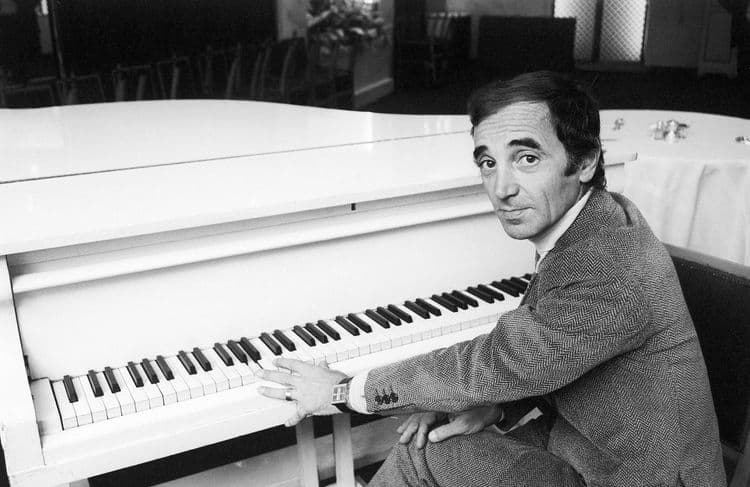 « Comme ils disent » de Charles Aznavour : l’histoire derrière cette célèbre chanson engagée