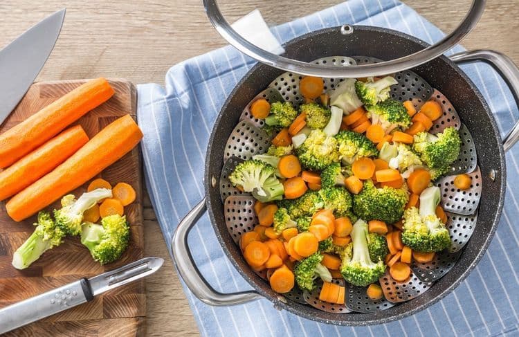 4 alternatives pour cuisiner facilement les légumes à la vapeur, même sans appareil