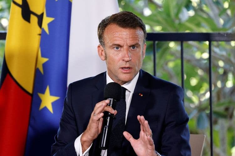 Macron arrive en Nouvelle-Calédonie où il vise le retour à "la paix" et au "dialogue"
