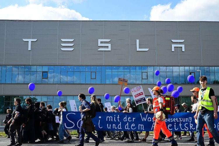 Plus d'un millier de manifestants écologistes contre l'usine Tesla près de Berlin