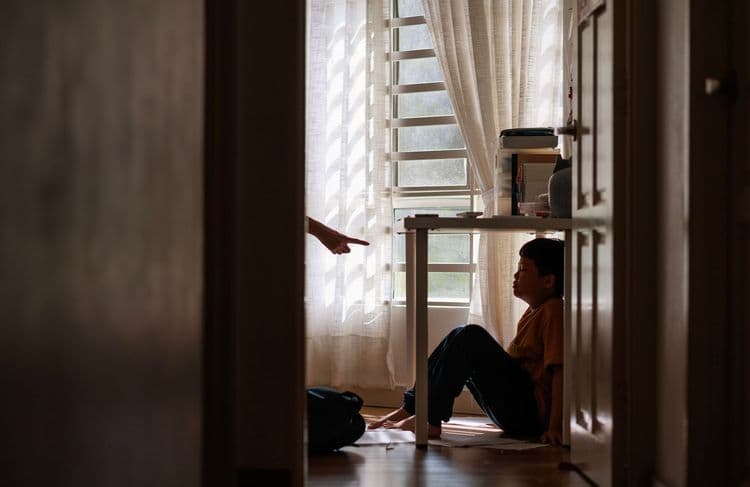 Qu’est-ce que le « eggshell parenting », qui peut nuire aux relations avec vos enfants ?