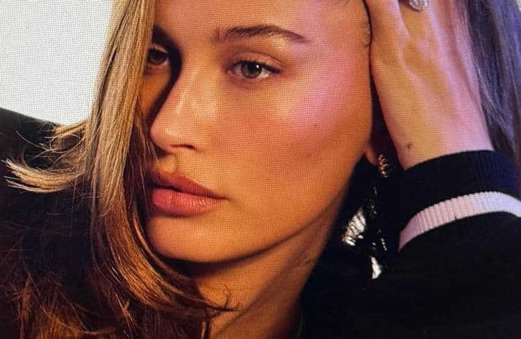 Sourcils raccourcis : cette tendance qui transforme le regard et affole les réseaux sociaux