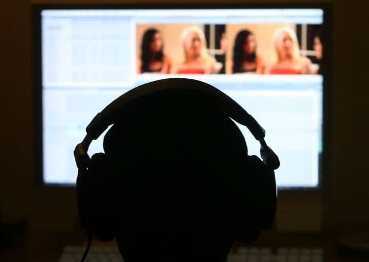 Vérification d'âge: l'Arcom met en demeure deux sites pornographiques