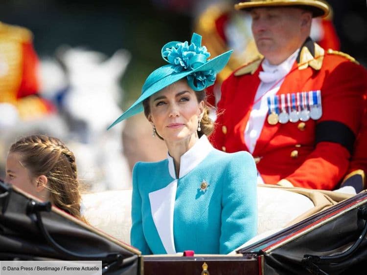 Aux côtés de son mari et de ses enfants, Kate Middleton opte pour un look bleu en hommage à Lady Di pour Trooping the Colour