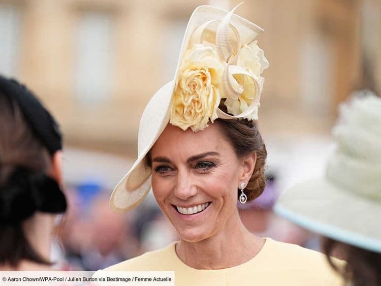 Rayonnante en robe jaune, Kate Middleton porte des boucles d’oreilles chargées de sens à la garden party de Buckingham