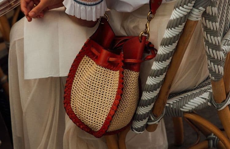 Le sac seau en paille, l’allié chic des journées ensoleillées