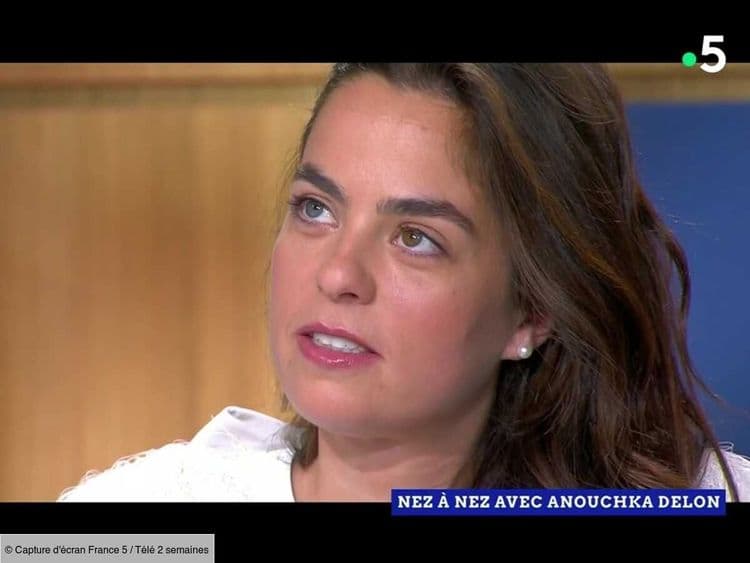 "Finalement, on partage quelque chose" : Anouchka Delon évoque sa relation avec ses frères depuis la mort d'Alain Delon