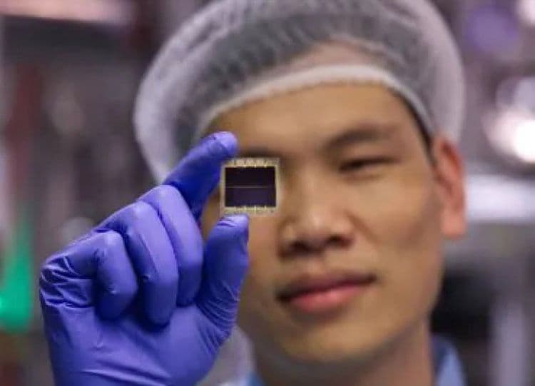 Avec ce nouveau matériau à absorption lumineuse, des scientifiques d’Oxford transforment vos objets quotidiens en panneaux solaires