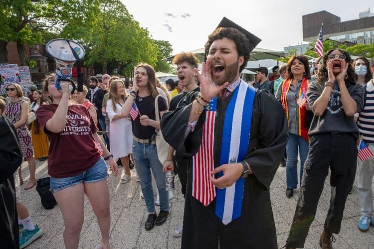 Les Etats-Unis suspendent le traitement des visas d'étudiants étrangers