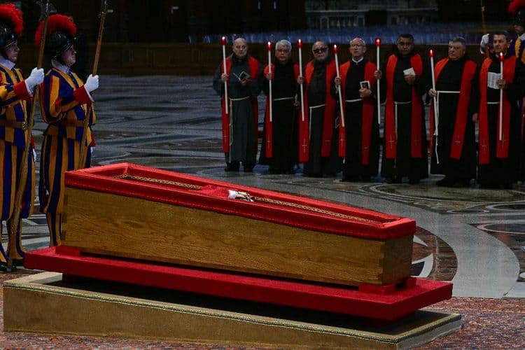 Des dizaines de milliers de fidèles à la basilique Saint-Pierre pour un hommage au pape