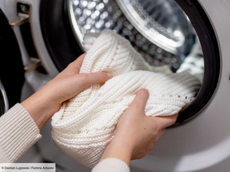 Votre pull en laine a rétréci au lavage ? L'étonnante astuce pour le détendre grâce à un produit que nous avons toutes