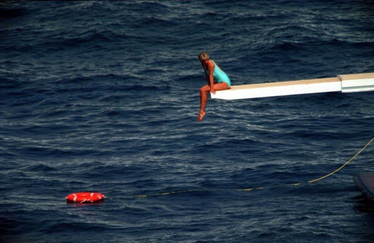Un label américain revisite cette photo mythique de Lady Diana en motif emblématique de son nouveau maillot de bain