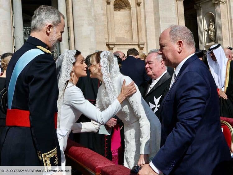 Letizia d'Espagne et Charlène de Monaco vêtues de blanc à la messe du pape Léon XIV : cet accessoire symbolique qu'elles ont toutes les deux adopté