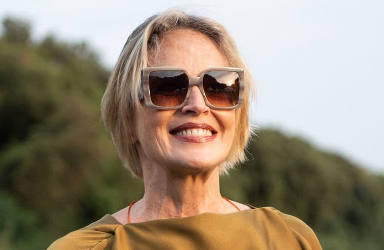 Sharon Stone, 67 ans, fait sensation en adoptant le no bra sous une robe transparente