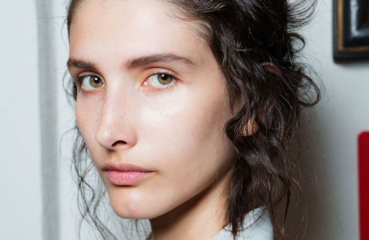 Sans maquillage pour un premier date : la tendance qui séduit TikTok