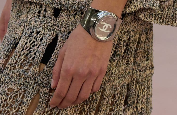 Ni cadran ni aiguilles : cette montre-bijou déroutante qui intrigue la mode