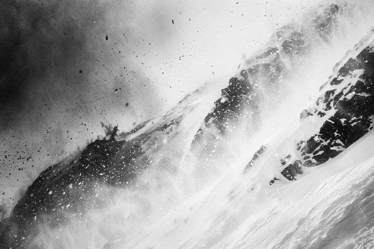 Avalanche mortelle dans les Alpes : deux skieurs succombent en Savoie