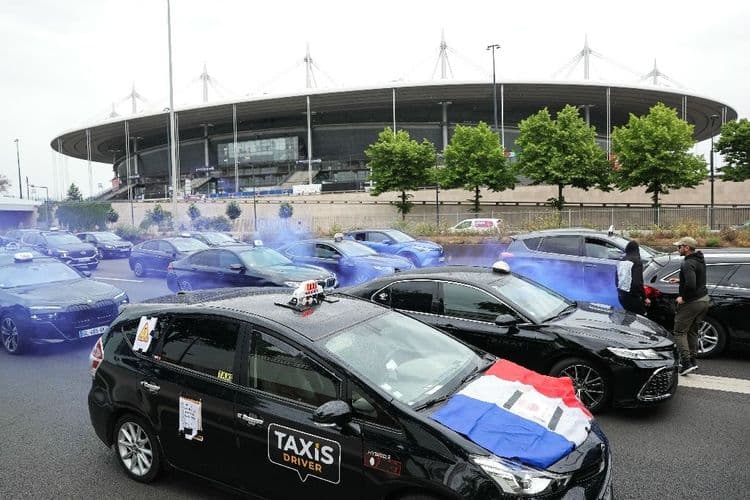 Les taxis toujours "en colère", les VTC visés
