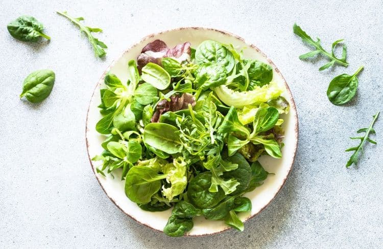 Manger de la salade le soir : un repas léger ou une grave erreur ?