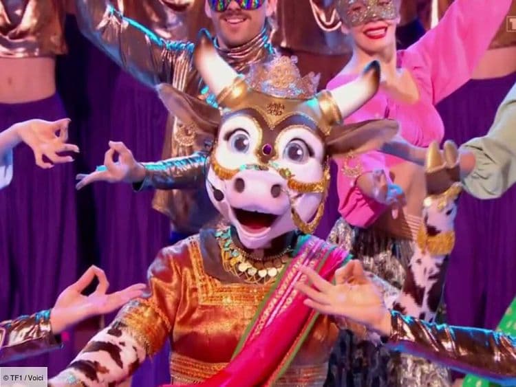 Mask Singer : ce célèbre humoriste se cacherait derrière le costume de la Vache, pourquoi cette théorie des internautes tient la route ?