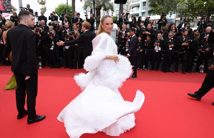 Festival de Cannes : une robe trop volumineuse déchirée aux portes du tapis rouge