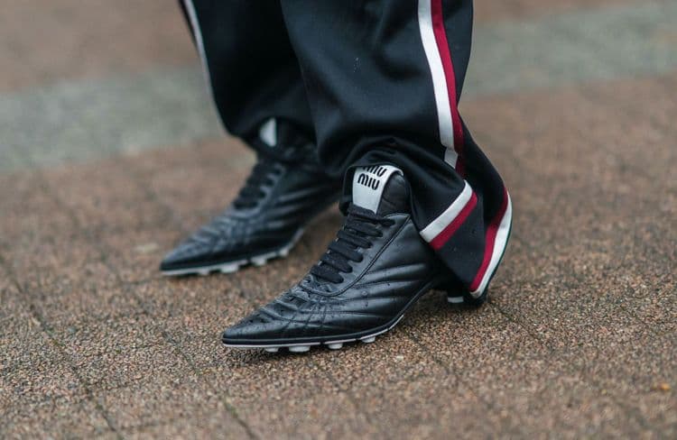Les crampons : la tendance chaussure inattendue de l’été
