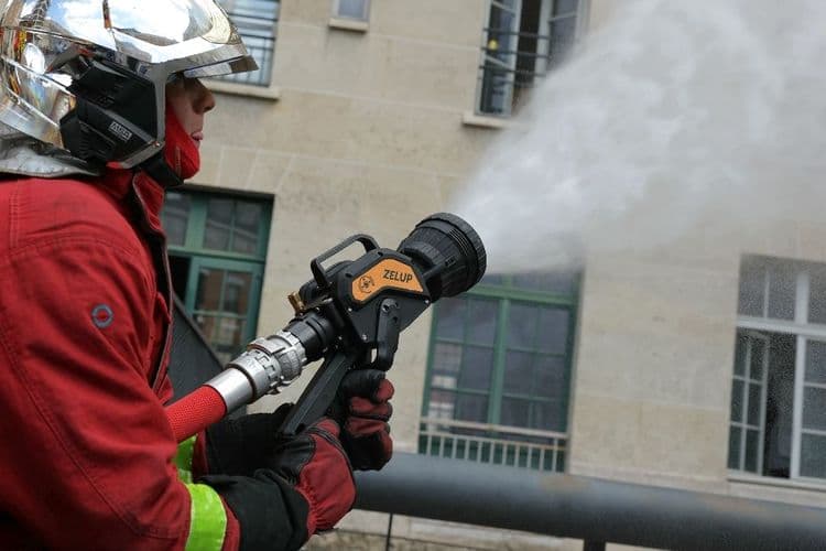 "Beaucoup d'air" et "peu d'eau": une nouvelle lance à incendie plus économe et plus légère pour les pompiers de Paris