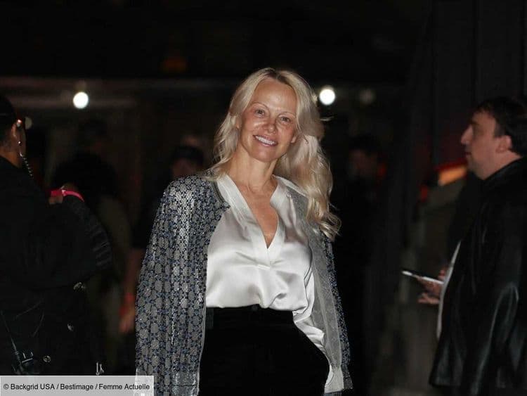 Sans maquillage comme à son habitude, Pamela Anderson incarne le chic dans une blouse en soie et pantalon taille haute pour le défilé Armani à New York
