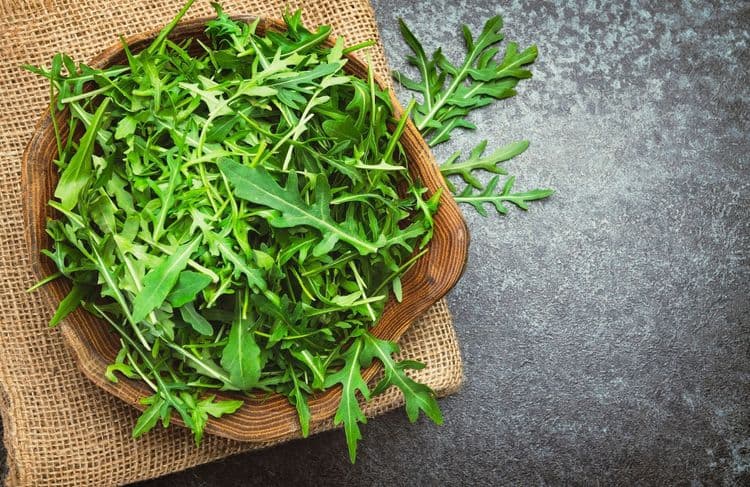 L’astuce infaillible pour prolonger la fraîcheur de votre salade en sachet