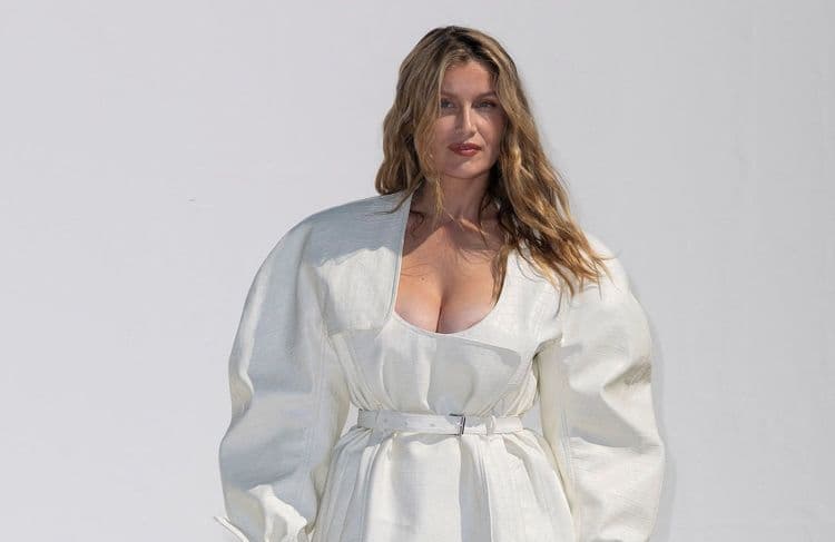 Ultra-court et sculptural : le look puissant de Laetitia Casta au défilé Jacquemus