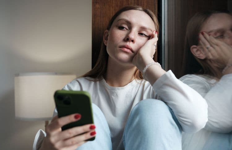 Qu’est-ce que le « prowling », ce comportement toxique qui crée une insécurité affective ?