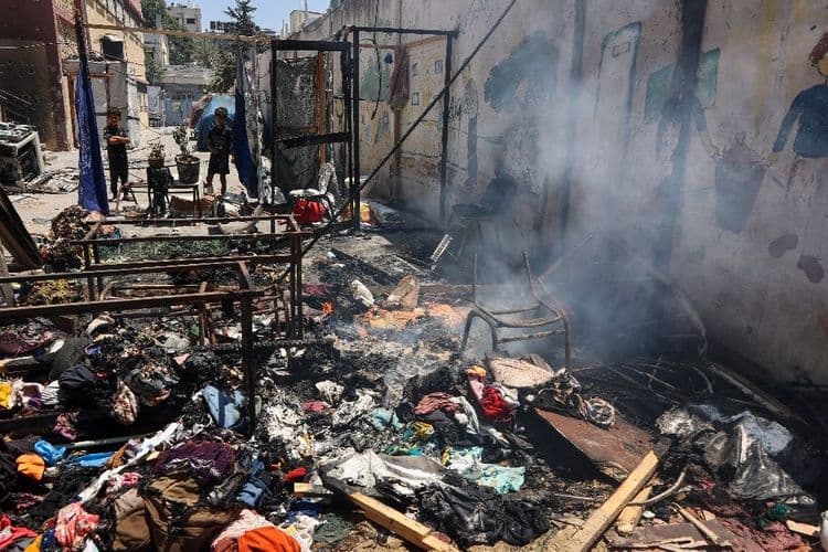 Des Gazaouis sous le choc après une frappe israélienne sur une école transformée en refuge