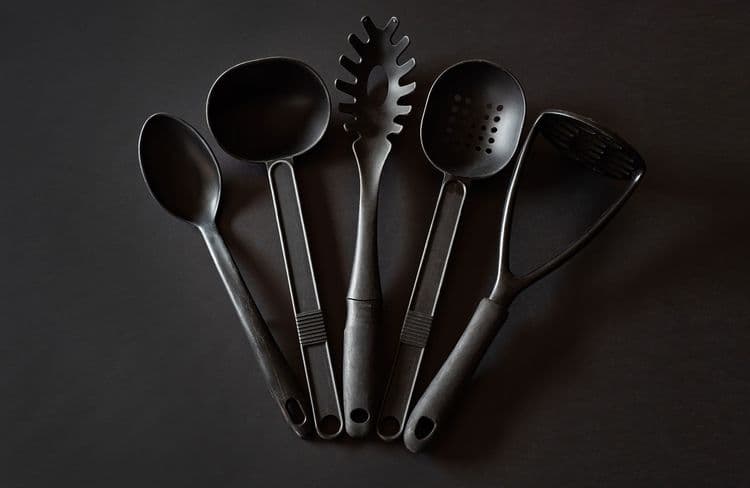 Pourquoi vous devriez jeter vos ustensiles en plastique noir ?