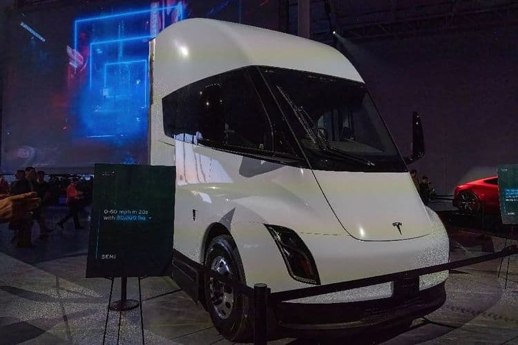 Près de 200.000 litres d'eau pour éteindre le feu d'un camion Tesla aux USA