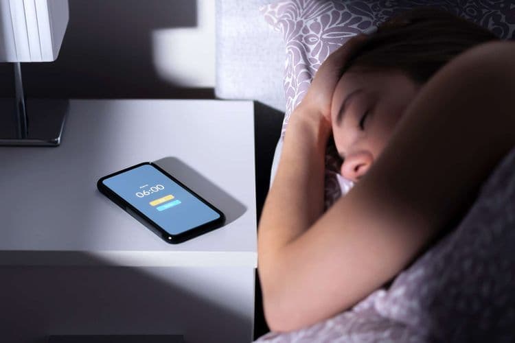 Dormir avec son téléphone près de sa tête : menace pour le cerveau ou simple mythe ?