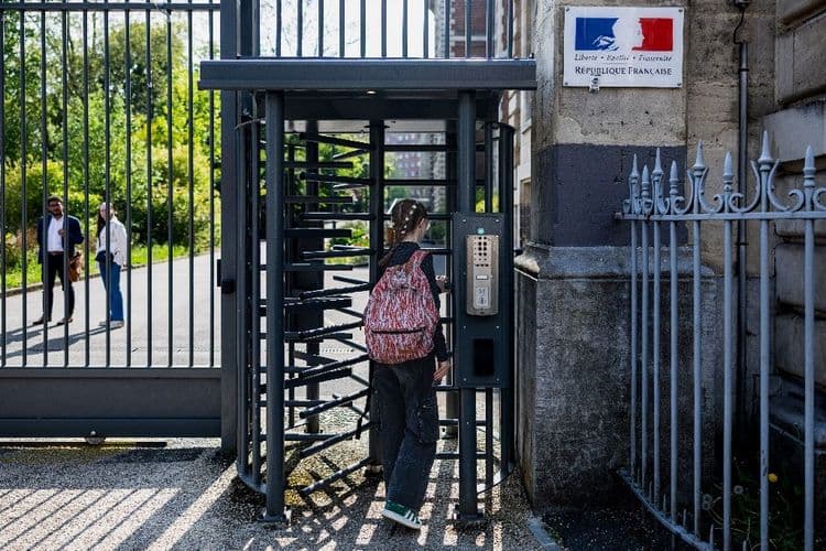 Dans les lycées, des portiques pas considérés comme la panacée