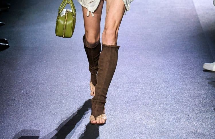 À mi-chemin entre la tong et la bottine, cette sandale fait son come-back