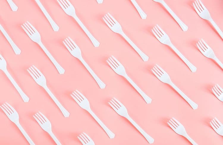 Dans quel sens positionner les fourchettes à table ?