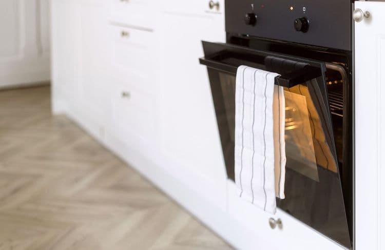 Pourquoi vous devriez arrêter d’accrocher un torchon à la porte du four