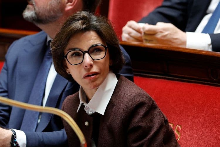 Dati dans l'arène de l'Assemblée pour défendre la réforme de l'audiovisuel public