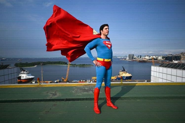 Sosie malgré lui, un avocat brésilien joue les Superman