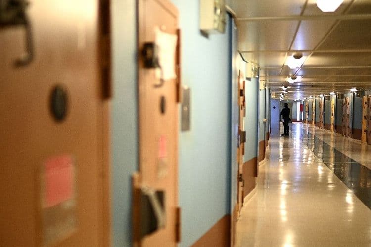 Surpopulation carcérale: un rapport commandé par la Chancellerie demande une "réduction de peine exceptionnelle" générale
