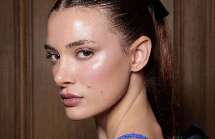 Voici comment combiner protection solaire et maquillage parfait selon une dermatologue