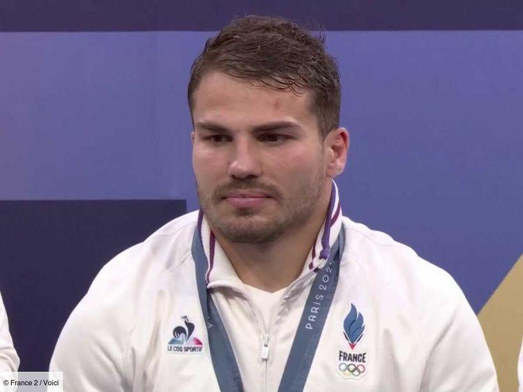 "L'état d'esprit a été remarquable" : Antoine Dupont fier après la médaille d'or de la France au rugby à 7 lors des JO de Paris (ZAPTV)