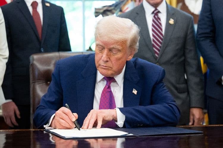 Trump signe un décret pour proposer aux clandestins des vols gratuits vers l'étranger